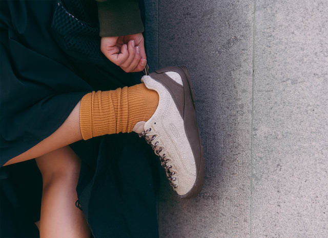 Scarpe KEEN Jasper Zionic da donna in suede marrone, indossate in un contesto cittadino contemporaneo tra outdoor e lifestyle.