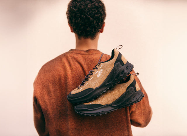 Scarpe KEEN Jasper Zionic da donna in suede marrone, indossate in un contesto cittadino contemporaneo tra outdoor e lifestyle.