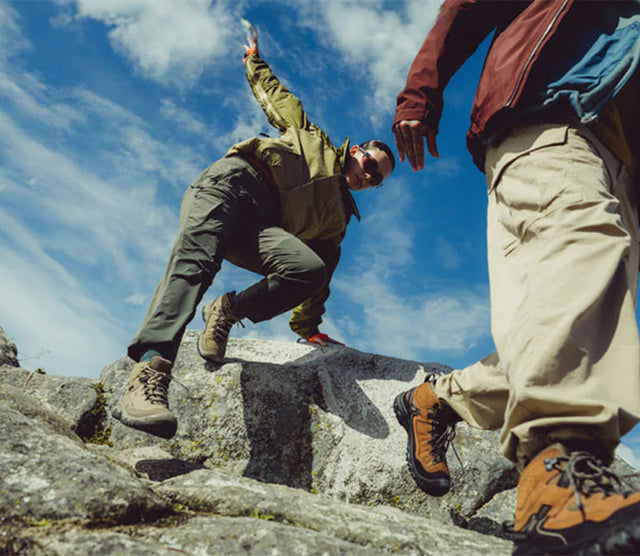 Scarpe trekking e hiking KEEN Targhee indossate su roccia durante un’escursione outdoor, stabilità e protezione su terreno tecnico