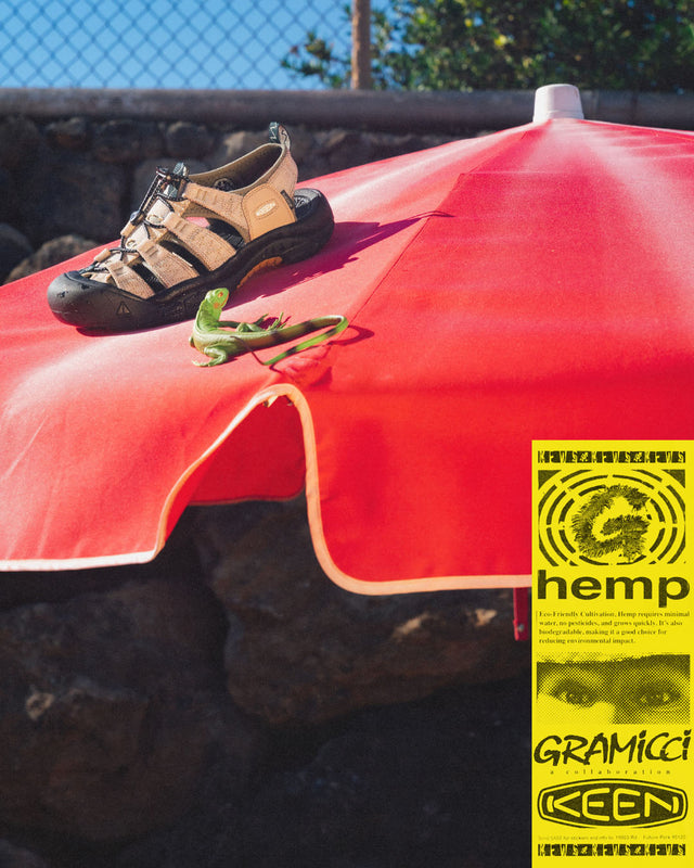 Un sandalo Keen Newport Retro in canapa è appoggiato su un ombrellone rosso, accanto a una rana giocattolo verde. Sul lato destro, l’inserto giallo con i loghi di Gramicci e KEEN promuove la collezione Hemp. L’immagine combina elementi outdoor e design ironico per comunicare lo spirito sostenibile e creativo della collaborazione.