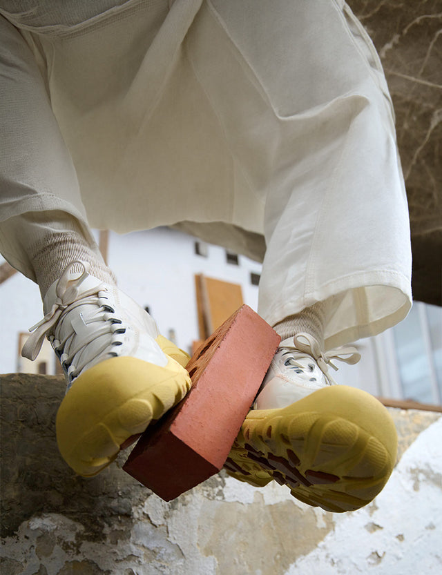 Dettaglio suola KEEN x PHILEO Targher con grip marcato, scarpa ibrida adatta a superfici urbane e percorsi misti