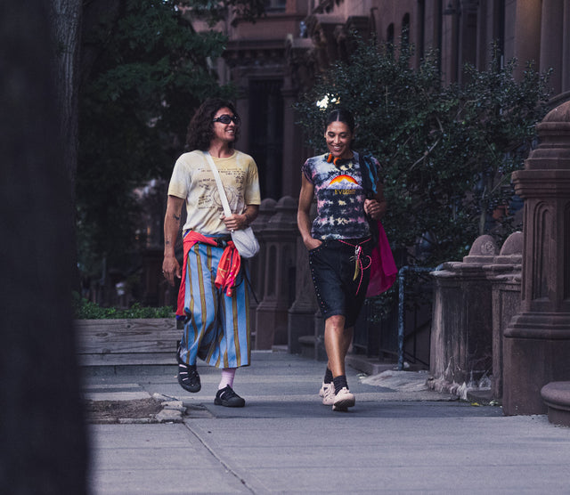 Due persone camminano in città con KEEN Jasper Zionic ai piedi, stile outdoor per uso quotidiano