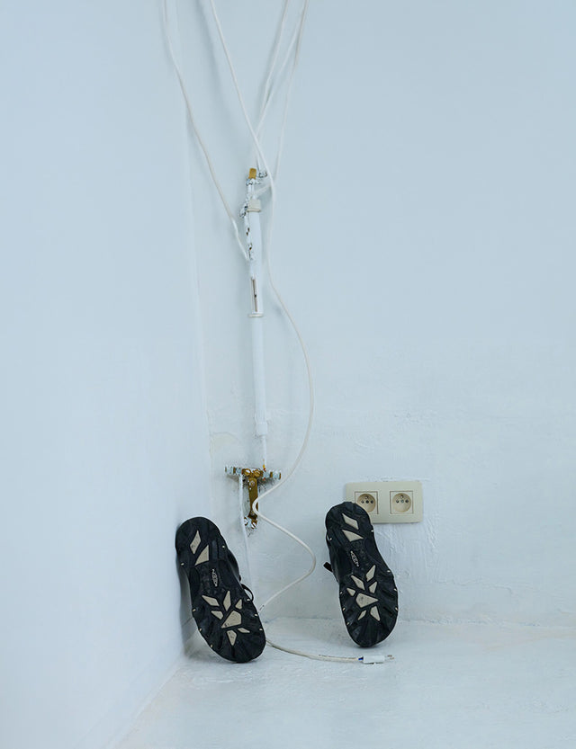 Scarpe KEEN x PHILEO Targher indossate in ambiente urbano, design ibrido tra outdoor e uso quotidiano