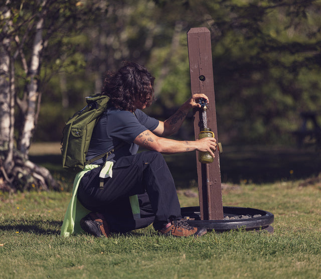 Persona in outdoor durante una pausa con KEEN Jasper Zionic ai piedi, contesto natura e utilizzo quotidiano
