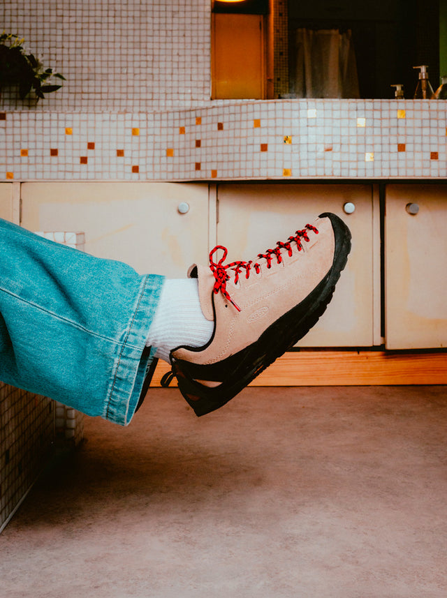 Scarpa KEEN Jasper indossata in un contesto lifestyle.