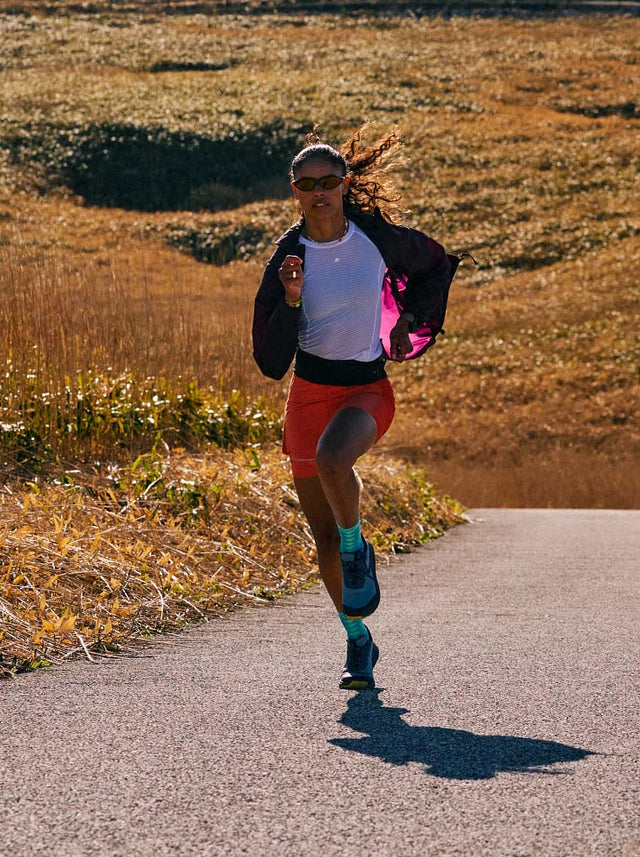 Runner con scarpe KEEN da trail running durante una corsa outdoor.