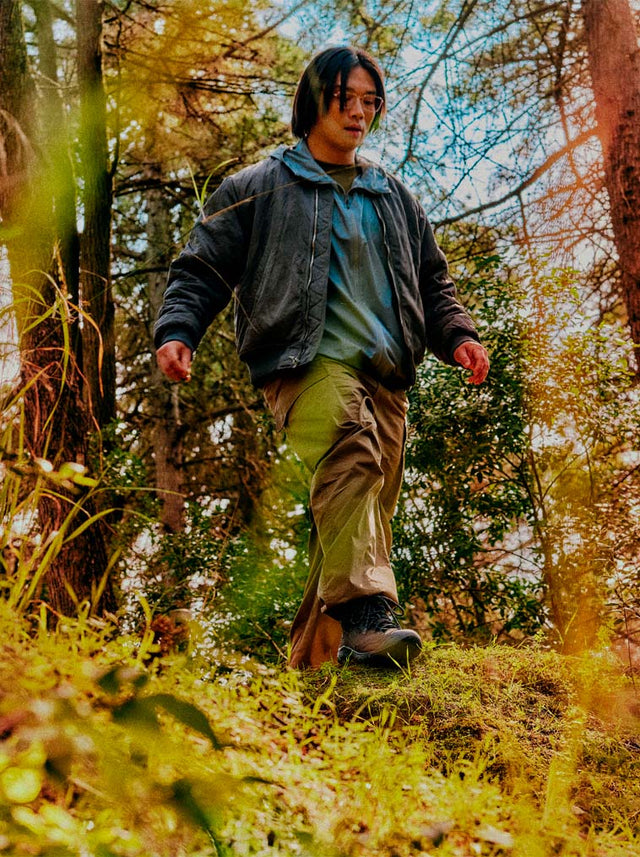 Scarpe KEEN Targhee IV indossate su un sentiero nel bosco.