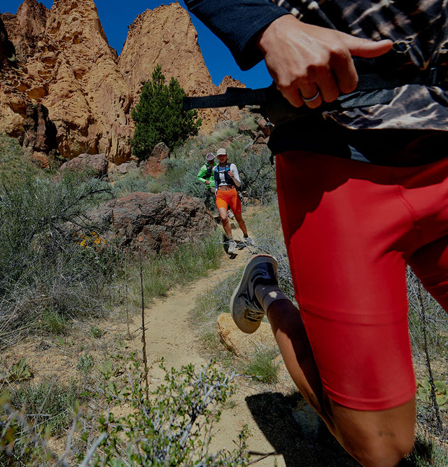 Runner su sentiero roccioso in ambiente naturale, attività trail running con calzature KEEN
