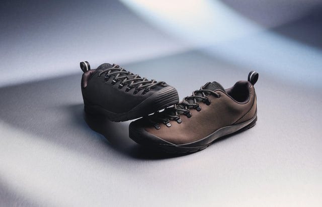 Scarpe KEEN Jasper SE1 e Jasper SE2 TXT da uomo del Flux Pack, nei colori nero e marrone, presentate insieme in una composizione prodotto.