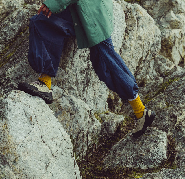 Scarpe KEEN Jasper Zionic da uomo indossate su terreno roccioso, ideali per trekking e attività outdoor.