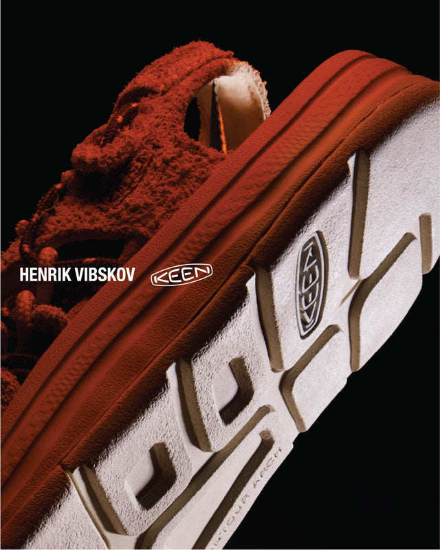 Dettaglio texture suola KEEN x Henrik Vibskov UNEEK, superficie materica viola con logo inciso
 