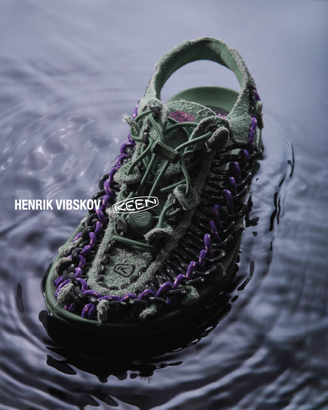 Vista frontale KEEN UNEEK x Henrik Vibskov, struttura a cordini con dettagli arancioni e design avvolgente