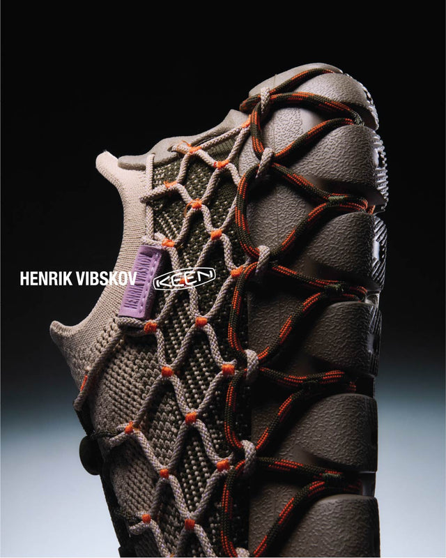 Composizione prodotto KEEN UNEEK x Henrik Vibskov, suola e tomaia separate per evidenziare costruzione e materiali