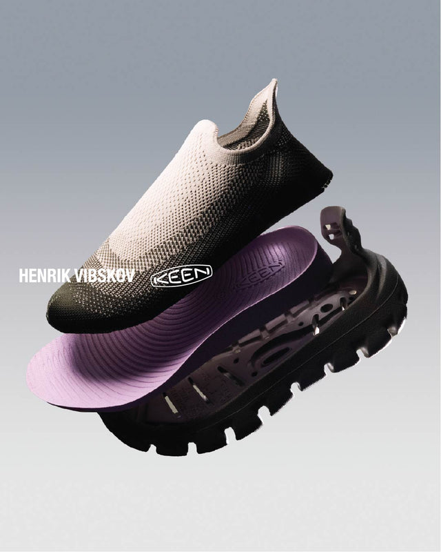 Sandalo sneaker KEEN UNEEK x Henrik Vibskov immerso nell’acqua, struttura a cordini colore verde e viola