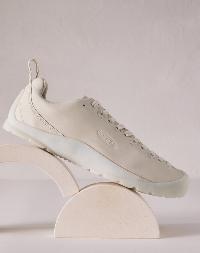 Atmosphere Pack KEEN off-white: Jasper SE1 e UNEEK su set minimal con ampio spazio vuoto, ideale per header landing.