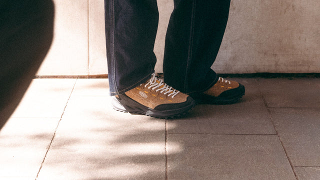 Scarpe KEEN Jasper Zionic indossate in città, con dettaglio laterale del modello in un contesto lifestyle quotidiano.