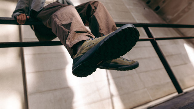 Scarpe KEEN Jasper Zionic indossate in città, con suola in primo piano e focus sul design ibrido tra outdoor e quotidiano.