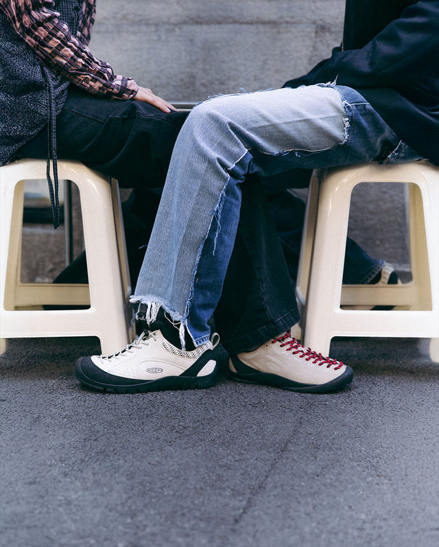 Due paia di scarpe KEEN Jasper indossate in un contesto lifestyle cittadino, con focus sul design ispirato alle approach shoe.