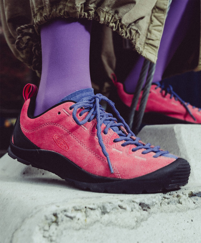 "Scarpa KEEN Jasper Zionic da donna in suede rosa con lacci blu, indossata in un contesto lifestyle urbano