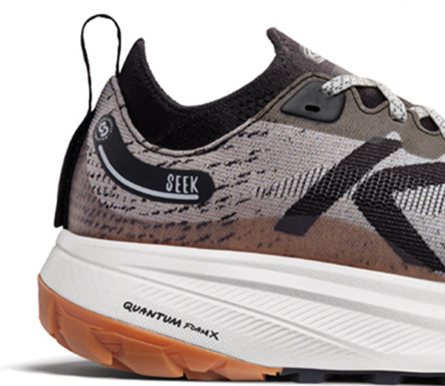 Dettaglio del tallone della scarpa trail running KEEN SEEK con ammortizzazione stabile e struttura protettiva per corse su sentieri naturali.