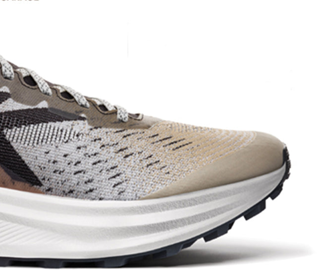 Avampiede della scarpa trail running KEEN SEEK con calzata Original Fit, pensata per una rullata naturale e comfort prolungato sul trail.