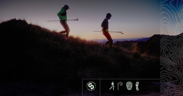 Trail runner KEEN in discesa su sentiero di montagna all’alba, con abbigliamento tecnico outdoor, movimento dinamico e terreno naturale, ideale per trail running e avventura off-road.