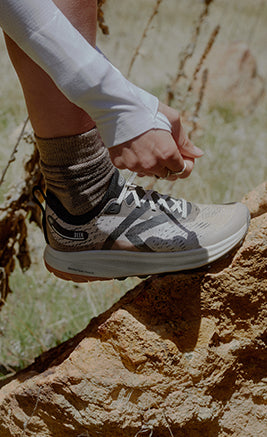 Trail runner KEEN in corsa su sentiero naturale, movimento dinamico e stabilità su terreno tecnico outdoor.