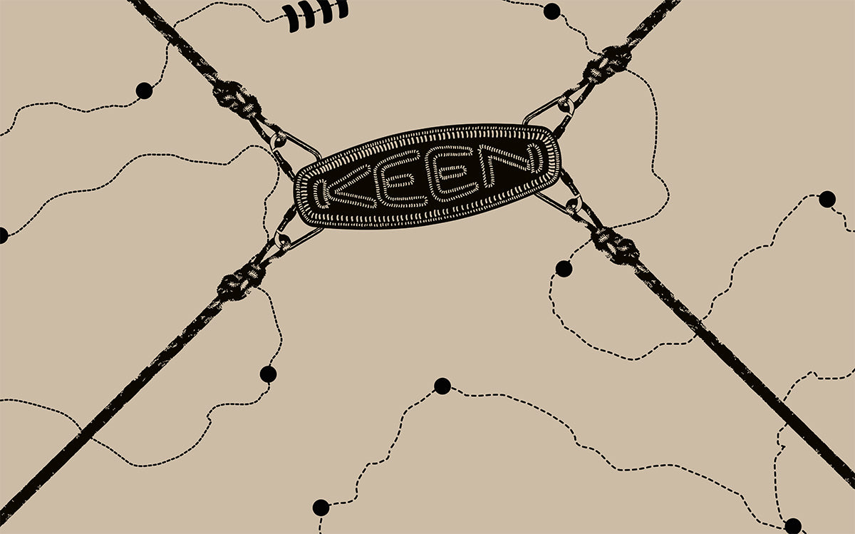 Illustrazione grafica KEEN x WOK Milano con logo KEEN intrecciato a corde nere su sfondo beige e linee tratteggiate rosse, ispirata al design artigianale e tecnico della collezione UNEEK.